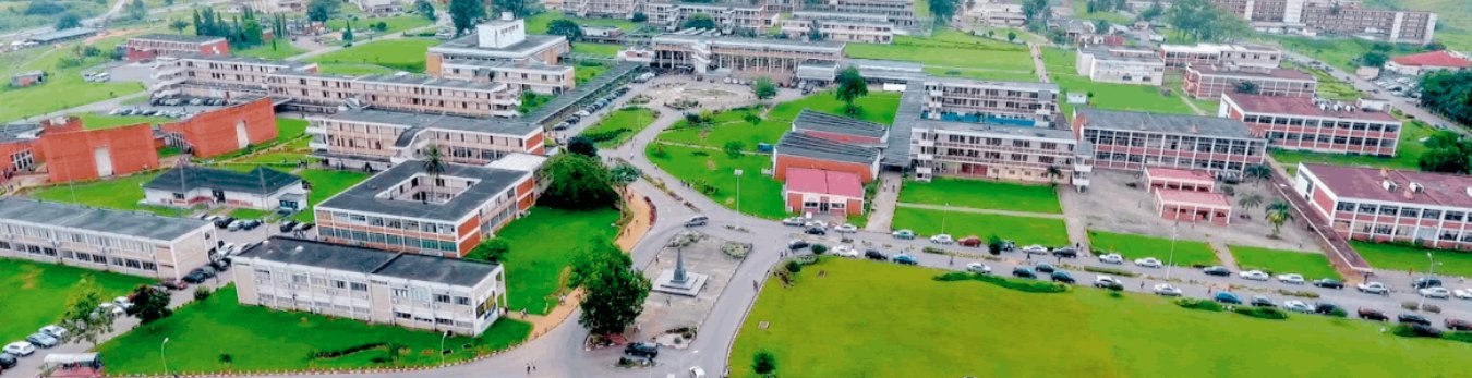 Vue aérienne du campus de l'Université Félix Houphouët-Boigny : bâtiments, pelouses et allées